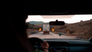 Şoferul unui microbuz care transporta 15 pasageri în judeţul Prahova a murit la volan