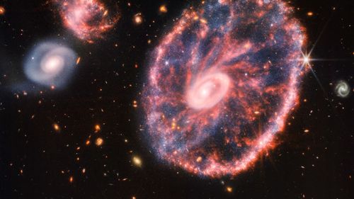 Telescopul James Webb dezvăluie o imagine spectaculoasă a galaxiei Roata de Car