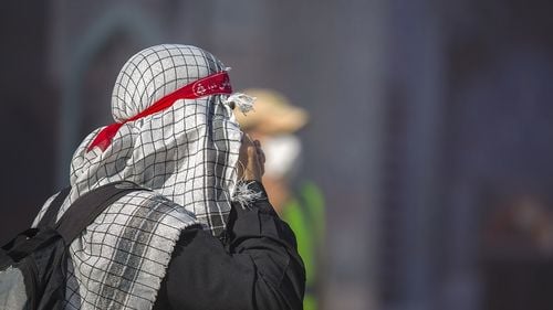 Scriitoarea Jhumpa Lahiri, premiată cu Pulitzer, refuză un premiu acordat de un muzeu newyorkez care a interzis keffiyeh, eșarfa palestiniană în alb și negru