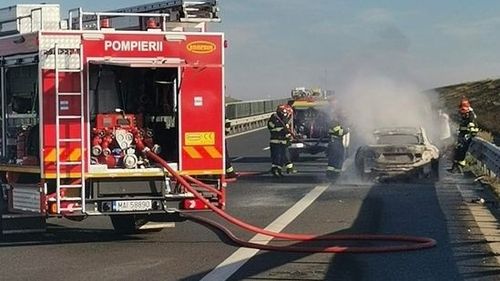 BMW cuprins de flăcări pe autostrada Timişoara - Lugoj / Din mașină au mai rămas doar fiarele
