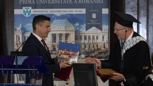 VIDEO Moment controversat la Iași: Primarul Mihai Chirica, trimis în judecată într-un dosar de corupție, invitat pe scenă la decernarea titlului de Doctor Honoris Causa președintelui Curții de Justiție a UE