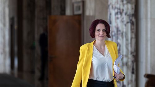 Consilier de stat la cancelaria premierului: Nu salariile la stat sunt problema, ci căpușarea cu oameni care de abia articulează limba română, incapabili să genereze o idee, plimbă hârtii inutil și la ora 16.00 rup ușile / Odată intrată în sistem o astfel de ameobă, mai degrabă te sinucizi decât să o poți concedia