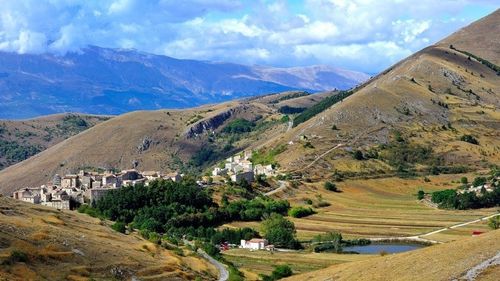 VIDEO Un sat din Italia, în pericol de dispariție, le oferă case și bani tinerilor italieni și străini care vor să se mute în localitate