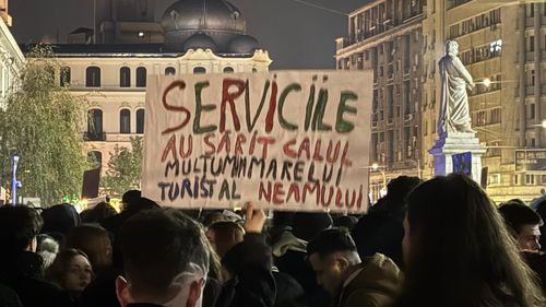 VIDEO LIVE Peste 1.000 de tineri în stradă la București / Mesaje anti-CCR, anti-servicii și anti-Călin Georgescu / Rușine CCR! CCR nu te juca cu democrația