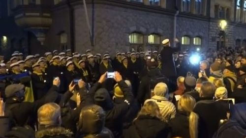 VIDEO Finlandezii au cântat în fața Ambasadei Rusiei un imn patriotic al Finlandei scris în timpul perioadei de rusificare/ Doar că au schimbat Finlanda cu Ucraina