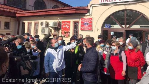 Zeci de producători şi comercianţi au participat la un protest organizat în faţa Pieţei Mari din Brăila