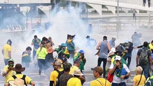 VIDEO Brazilia: Suporterii lui Bolsonaro au atacat Parlamentul, Curtea Supremă și Palatul Prezidențial / Poliția a înfrânt insurecția după câteva ore de lupte / Protestatarii l-au acuzat pe președintele Lula da Silva de comunism, el i-a numit ”fasciști”