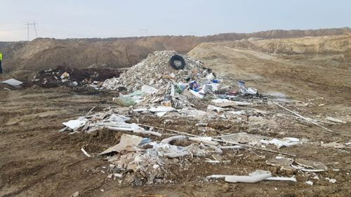 Căruțele și mașinile care aruncă gunoi în Brăila vor fi confiscate. Orașul, îngropat în gunoaie