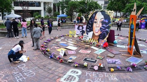 Departamentul de Justiție al SUA cere o zi de închisoare, deja executată, pentru un ofițer de poliție condamnat pentru moartea afro-americanei Breonna Taylor în 2020