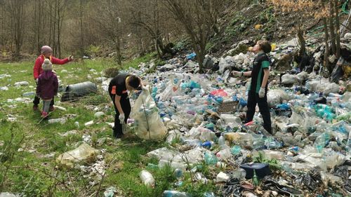 GALERIE FOTO Ziua Planetei: Peste 150 de saci de gunoi strânși în Parcul Național Piatra Craiului de voluntarii de la Cercetașii României și alte ONG-uri