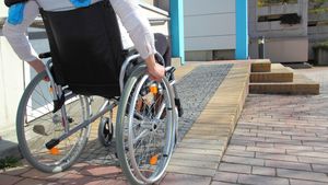 Autoritatea pentru Protecţia Drepturilor Persoanelor cu Dizabilităţi anunţă că începe etapa de pre-înscriere pentru vouchere de aproape 40.000 de lei pentru achiziţionarea de scaune rulante, cadre, orteze şi proteze, aparate auditive și cititoare de ecran