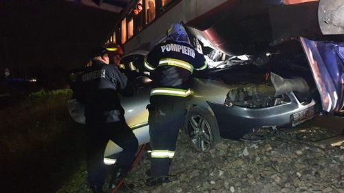 Accident feroviar lângă Timişoara. Impact între un tren şi o maşină. Două persoane au fost rănite
