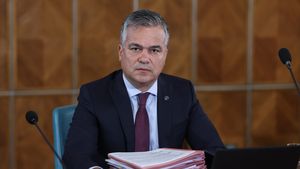 VIDEO Adrian Veștea: Propunerea dinspre Cotroceni a venit în urmă cu 4 zile. Nu l-am anunțat pe Bolojan pentru că am fost prins cu treburi urgente. Mi s-a prezentat că e nevoie de mine ca să creez liniște în țara noastră