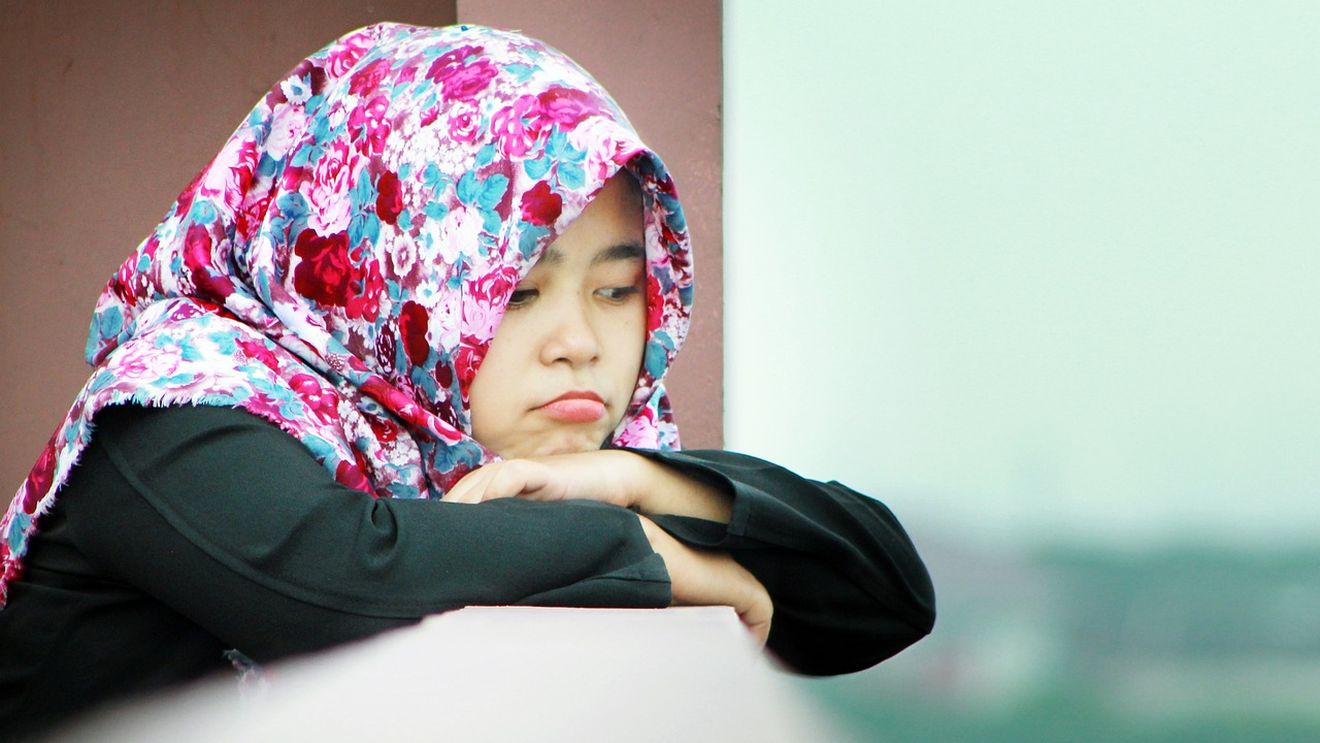 Două românce, de 14 și 16 ani, prinse în timp ce furau bijuterii de 50 de mii de euro, în Italia / Erau acoperite cu hijaburi pentru a nu fi recunoscute de proprietar: au furat din același loc și cu câteva zile înainte