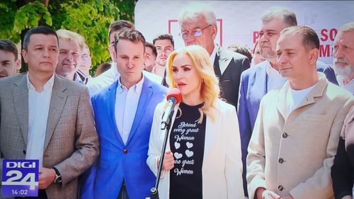 Gabriela Firea, flancată de greii din PSD la depunerea candidaturii, în tricou cu mesaj despre ”femeile grozave din spatele femeii grozave”/ ”Vreau să îi mulțumesc sincer domnului prim-ministru Marcel Ciolacu pentru sprijin”