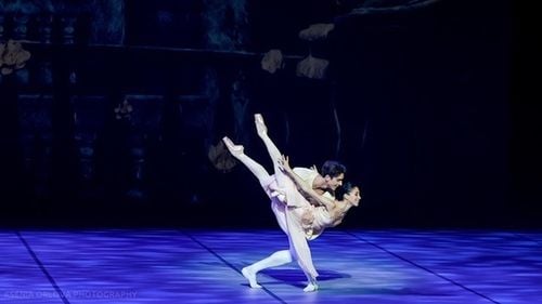 Două staruri de la The Royal Ballet vin la București la Gala Internațională „Once Upon a Winter’s Dream”.  Reece Clarke și Yasmine Naghdi vor dansa pe scena TNB, alături de alte nume mari ale baletului (Parteneriat)