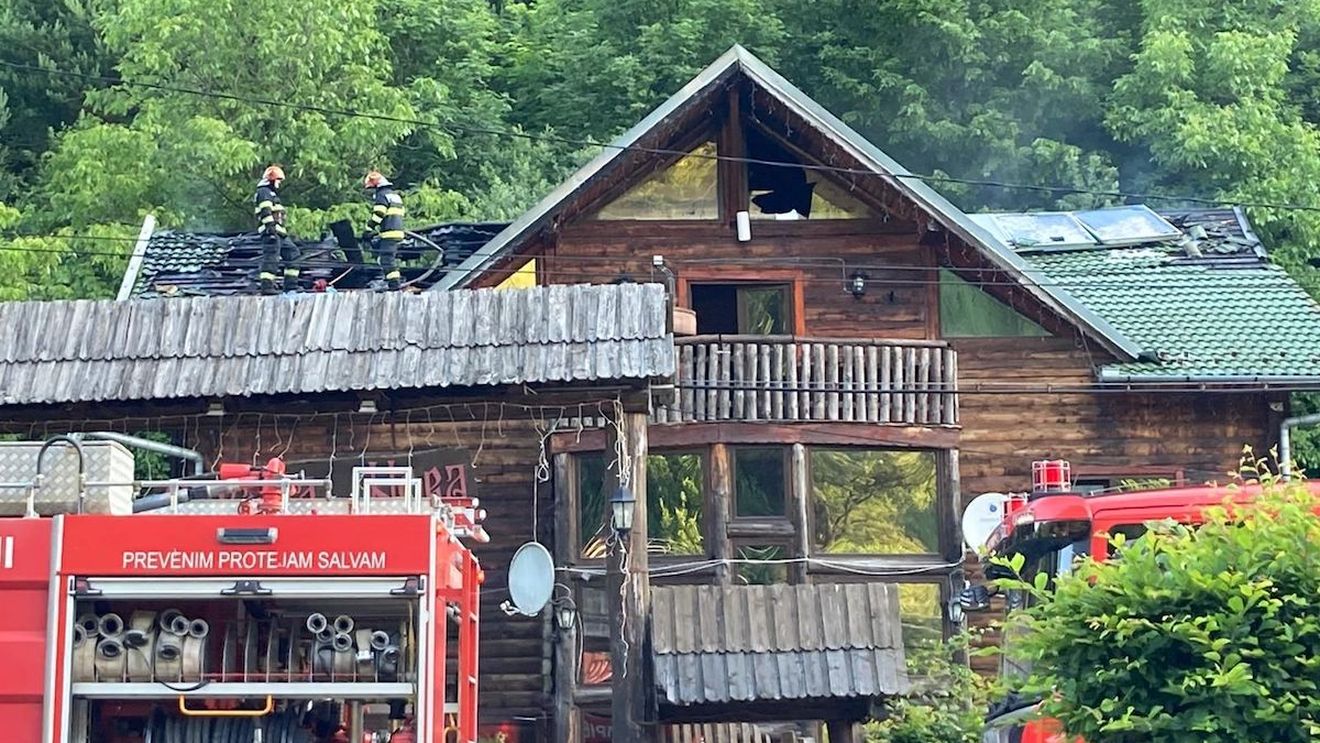 Incendiu la o cabană din Sibiu în care erau cazate 52 de persoane / A ars în totalitate acoperișul, iar ultimul etaj a fost distrus de apă