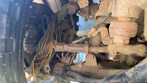 FOTOGALERIE Cum vor să-i păcălească șoferii pe inspectorii RAR: praguri mâncate de rugină "reparate" cu spumă şi carton, butuci în loc de arcuri, sisteme ale direcţiei legate cu funie şi sârmă, rigips în loc de tablă