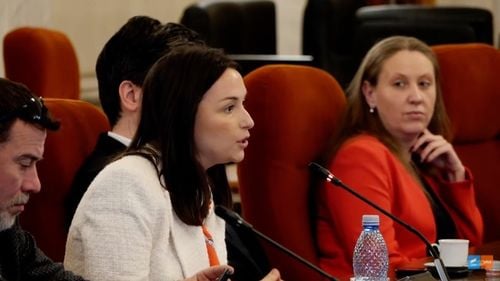 Directoarea Institutului Cultural Român din Londra, Catinca Nistor, susține că are atestate că a participat la 3 cursuri de la Școala de Vară a London School of Economics / Replica vine după răspunsul oficial al LSE că nu a urmat sau absolvit prestigioasa instituție britanică, așa cum afirmase în Parlament