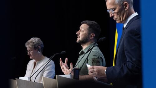 Stoltenberg, NATO: Ajutorul militar pentru Ucraina va fi intensificat, dar e prea devreme pentru o decizie de aderare la NATO