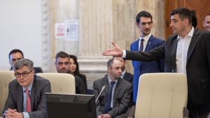 Proiectul legii offshore, raport favorabil în comisiile de buget şi industrii/ Scandal la dezbateri. George Simion, către Virgil Popescu: „Hoțul” / Parlamentar, către Simion: „Du-te în Rusia”