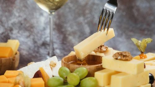 VIDEO | Struguri înveliți în brânză, un aperitiv pe masa de sărbători gata în 5 minute 