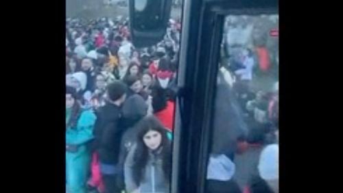 VIDEO Fenomen TikTok în Italia: Peste 35 de mii de turiști au ajuns într-o stațiune de schi, într-o singură zi, în urma promovării unor pachete turistice de 20 - 30 de euro / Primar: ”Nu suntem rasiști, dar cu 30 de euro nici nu poți ajunge în oraș”