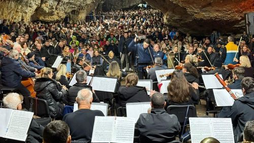 FOTO VIDEO Peste 2.000 de oameni au asistat la concertul simfonic din Peștera Românești / Fenomen cultural unic într-o grotă din județul Timiș