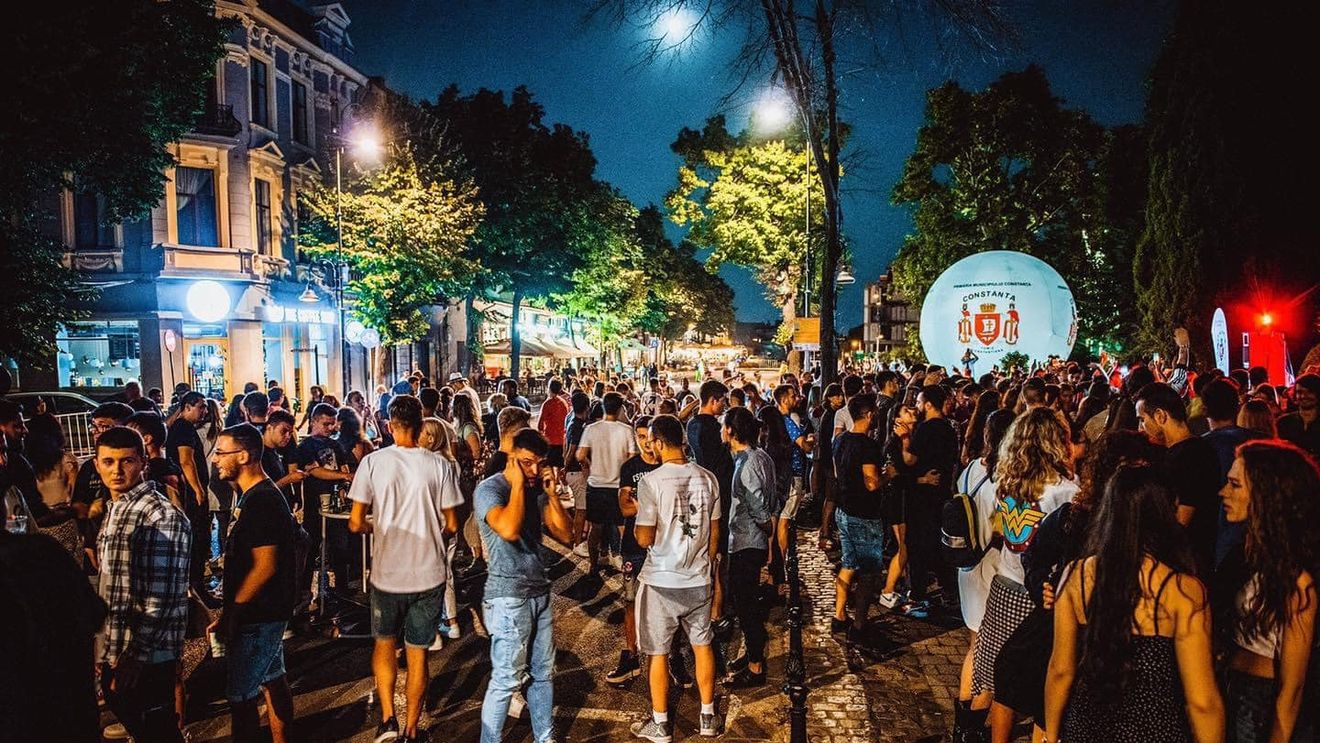 Party pe stradă la Constanța, în prima zi de Paște: Paradă de scutere Vespa și DJ pe principalul bulevard al orașului