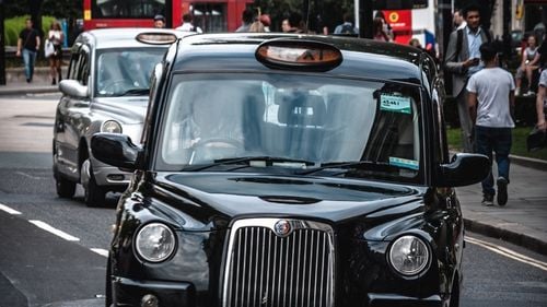 O firmă de taxi din Londra oferă un salariu de pornire de 5.000 de lire pe lună pentru a atrage şoferi. Penuria de conducători auto continuă în Marea Britanie