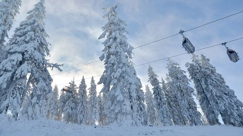 Schi în Poiana Brașov: Sezonul a avut 99 de zile și s-a schiat pe 90% zăpadă artificială / „A nins foarte puţin, iar temperaturile nu ne-au ajutat tot timpul”