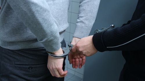 Un susținător al lui Călin Georgescu, arestat preventiv după ce l-ar fi amenințat pe Ilie Bolojan într-o înregistrare pe TikTok / Bărbatul este anchetat pentru incitare la violență, ură sau discriminare, tulburare a ordinii și liniștii publice și ultraj