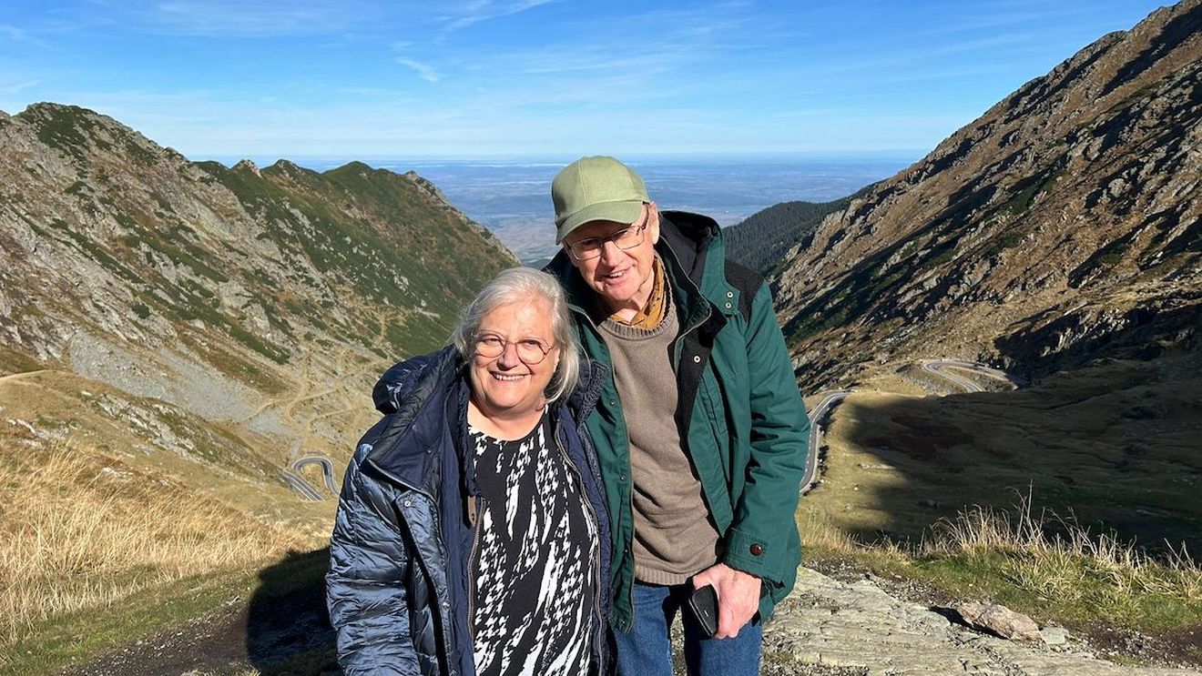 Un cuplu din Londra a sărbătorit 50 de ani de la nuntă pe Transfăgărășan / Și-au petrecut și luna de miere în România, însă atunci drumul era încă în construcție / Michael are 84 de ani, iar Denise are 75