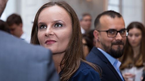 Salariu de 4.000 de euro pe lună pentru consulul României la Munchen / Casandra Marinescu e angajată la Primăria Vurpăr, din Sibiu, la ”relații cu publicul” / Înainte de primărie, ea a lucrat la SRI