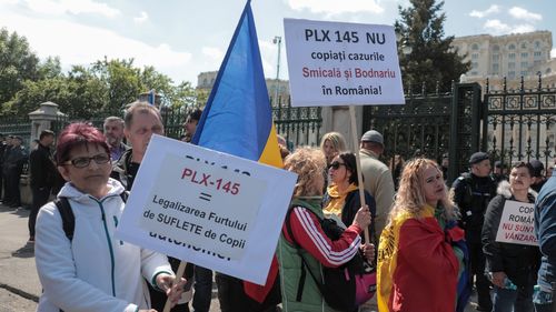 Deputatul UDMR Csoma Botond susține că a fost amenințat la Parlament de protestatarii AUR, care i-ar fi strigat: ”Luați-i gâtul!”