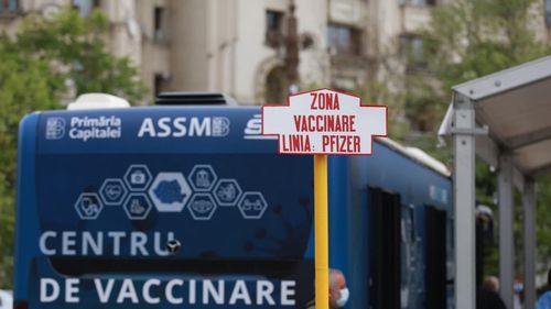 Aproape 900 de persoane vaccinate, luni, la centrul drive through din Piaţa Constituţiei