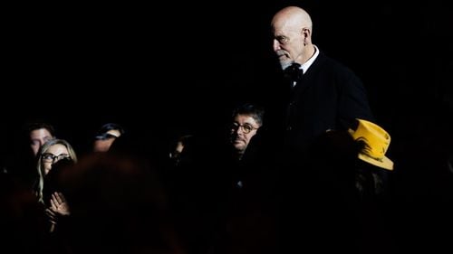 Colectivul filmului „Cravata galbenă”, regizat de Serge Ioan Celibadache, ar fi făcut presiuni asupra unei reviste de liceeni din Iași, acuzată că a publicat o recenzie care conținea un spoiler