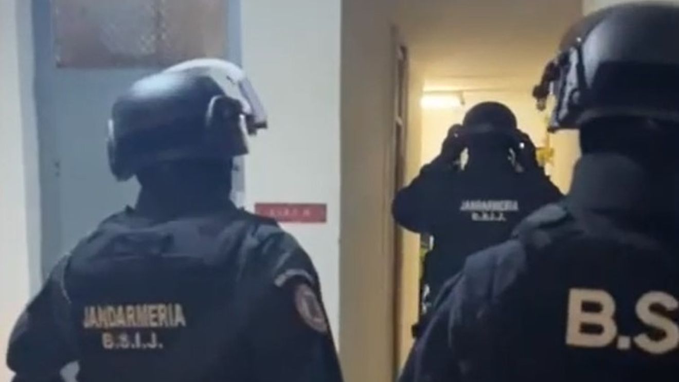Percheziții la o grupare de crimă organizată care obliga minori să cerșească cu păpuși care imitau un nou născut  și  forța minore de 11-13 ani să întrețină relații sexuale pe bani / Zece suspecți audiați
