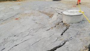 VIDEO Localnic din Slănic Prahova: craterul de pe o stradă din oraș s-a reactivat astăzi, crăpăturile se întind până la blocuri / Pompierii care verifică zilnic zona au spus că își vor anunța superiorii