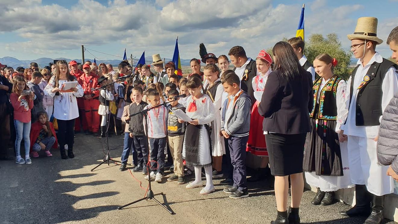 VIDEO: Elevă pusă să recite o odă pentru primarul PSD din Teiuș, la inaugurarea unui pod peste Mureș
