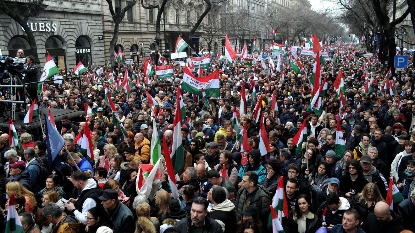 Zeci de mii de persoane au manifestat la Budapesta împotriva unei consultări dorite de guvernul Orban