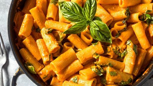 Pastele de vineri seara. Penne „alla vodka”, o rețetă la modă în anii ’80 dar care revine, în versiune mai ușoară