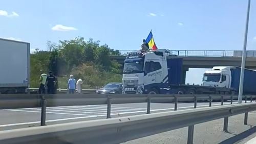 UPDATE Şoferul care a blocat traficul pe A1, în semn de protest, şi s-a urcat pe cabina TIR-ului, a fost plasat sub control judiciar / 13 pietoni, amendaţi cu 40.500 de lei, în acelaşi context