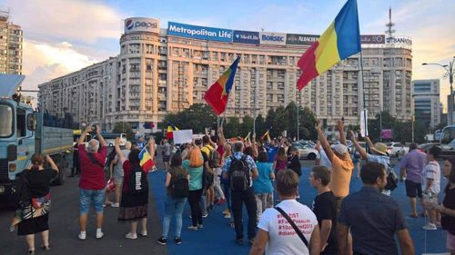 Câteva sute de protestatari în Piața Victoriei: "Democraţia moare în gaze şi bastoane!"