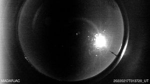 Micrometeorit căzut în judeţul Botoşani / Specialiștii spun că deşi a ajuns la sol cu viteza unui glonţ, micrometeoritul nu putea cauza daune foarte mari