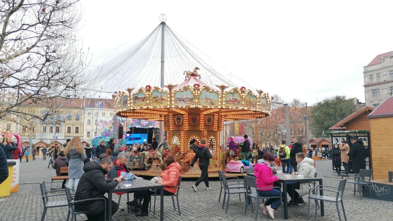 Târguri de sezon. Ce buget trebuie să ai pentru „Planeta Crăciun” din Cluj? O tură cu roata panoramică: 30 de lei (x2), vinul fiert – 15 lei, varză à la Cluj în pită: 45 de lei