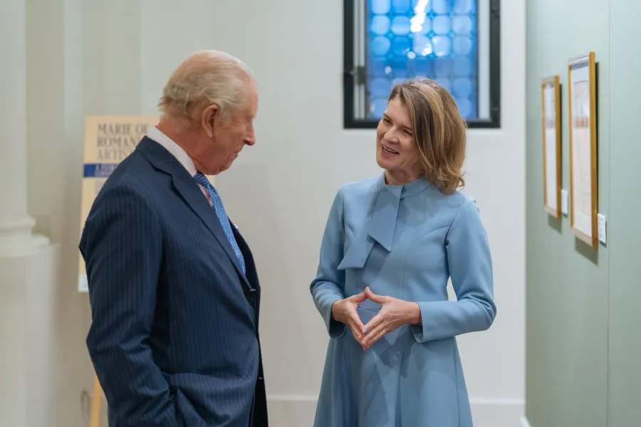 Regele Charles si Aura Woodward