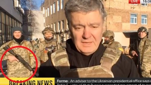 VIDEO Soldatul care îl apără pe fostul președinte ucrainean, Petro Poroșenko, a rămas fără încărcător, în direct
