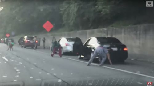 VIDEO "Ploaie de bancnote" pe o autostradă din Atlanta, SUA, după ce uşa unui camion blindat s-a deschis