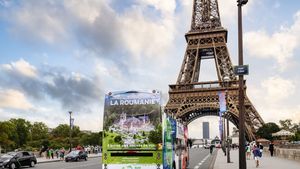 FOTO România se promovează ca destinaţie turistică, la Paris, cu peste o sută de panouri publicitare şi colantarea celor 17 autobuze turistice din capitala franceză/ O campanie similară a avut loc anul trecut la Sevilla